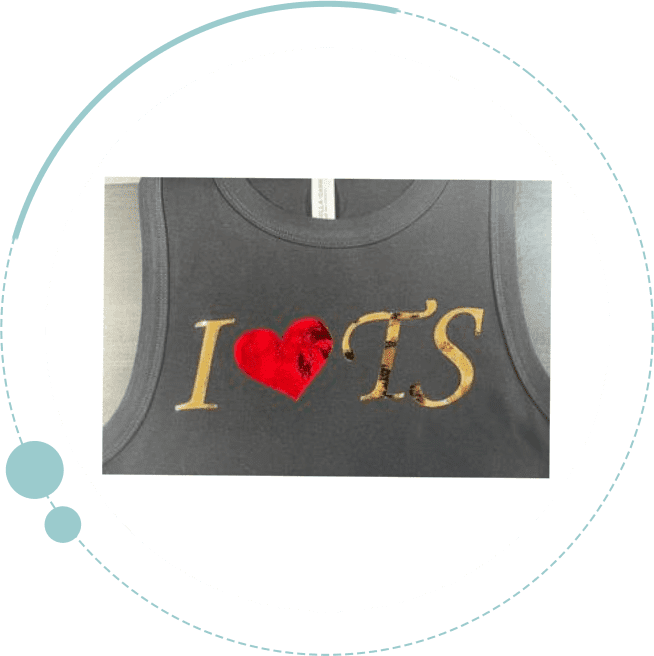 A picture of the front of a t-shirt with the word " i love es ".